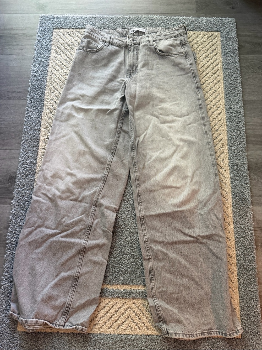 Zara Women’s Relaxed Wide-Leg Jeans in Light Gray